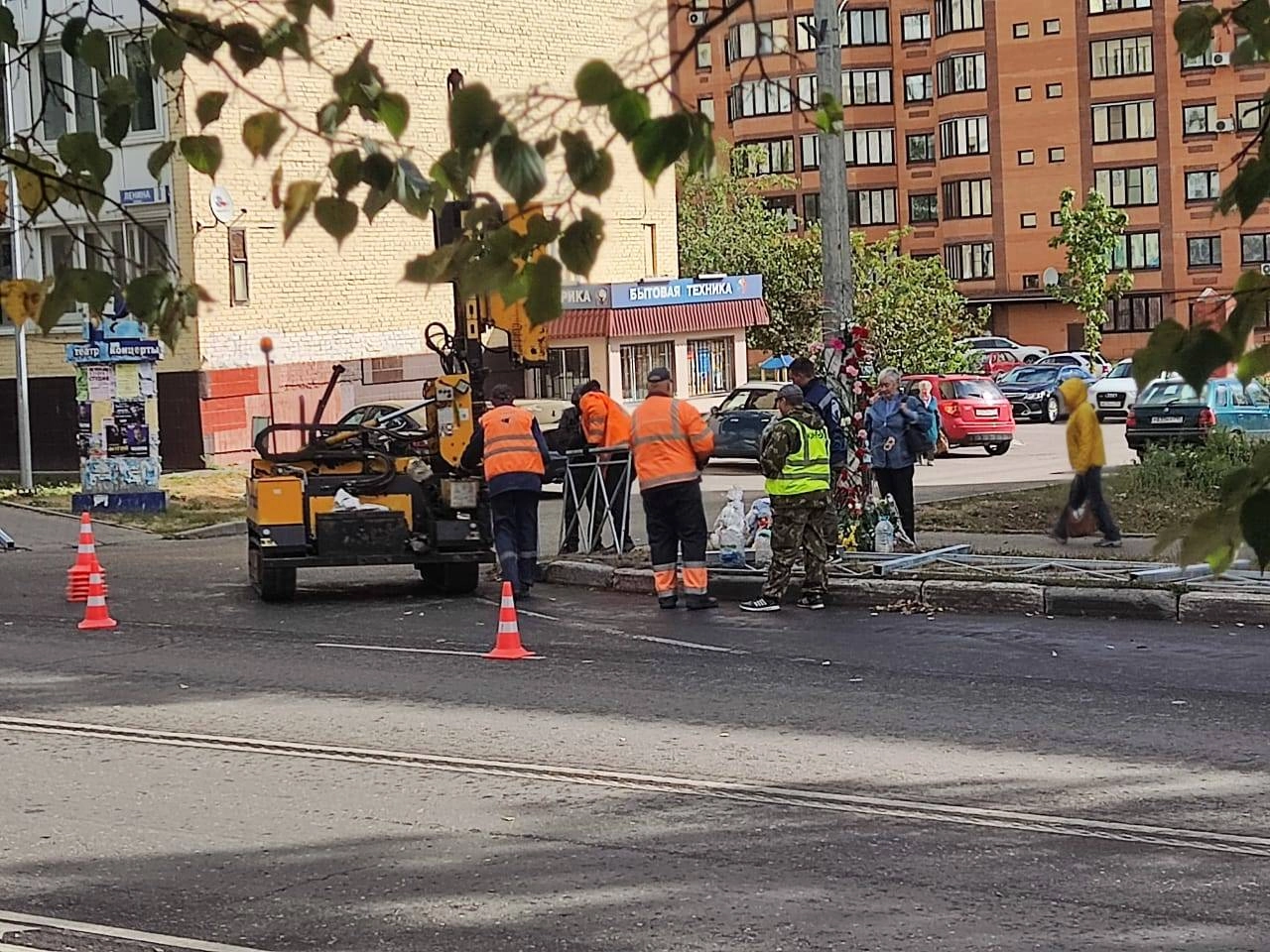 Новости - За окном - На месте вчерашней трагедии, где погиб ребёнок,  устанавливают ограждение - Истра.РФ